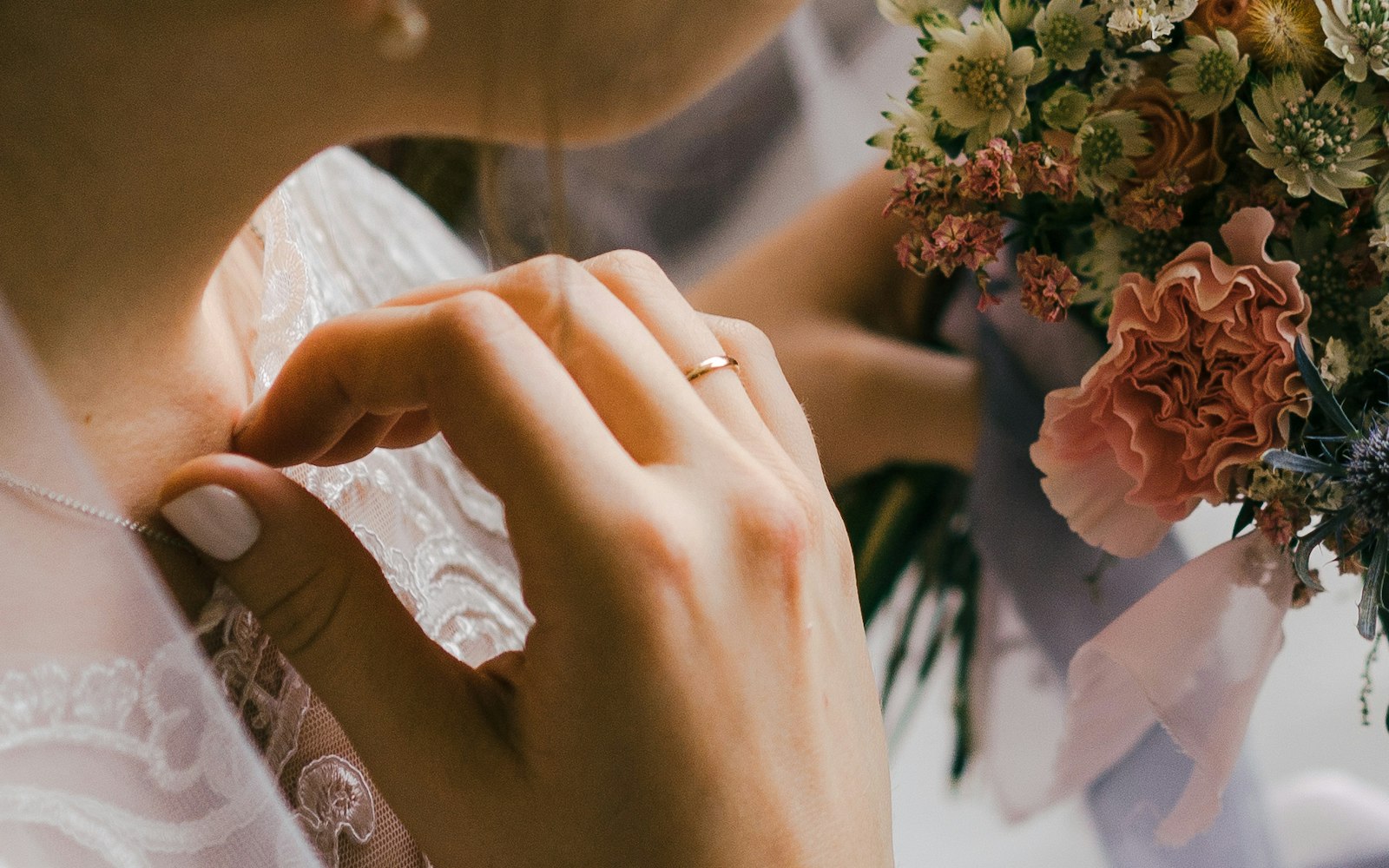 How to Become a Bridal Makeup Artist