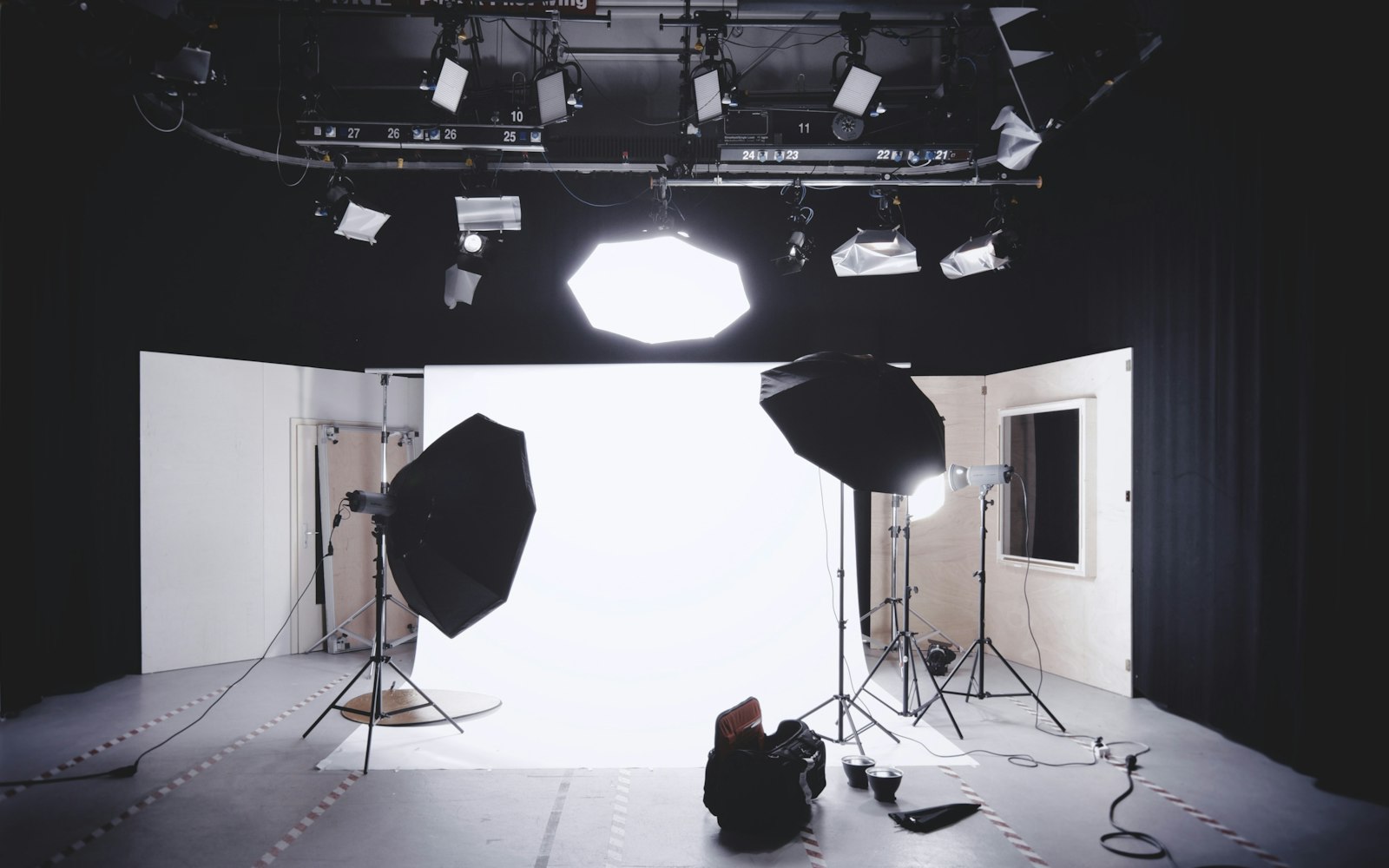 Photo studio with softboxes and lights around a white cyclorama